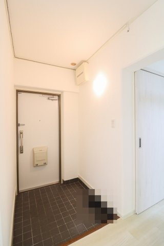 【Re Dream】境谷第2住宅団地17棟の玄関|物入や収納がございます！掃除道具やストック用品など収納出来ます♪

室内（2025年7月）撮影