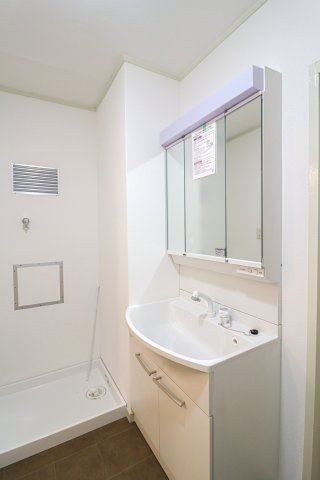 【Re Dream】境谷第2住宅団地17棟の独立洗面台|ミラーキャビネット＆ボウル下に収納が設置されており、洗剤のストックなどを整理しておくことが可能です。

室内（2025年7月）撮影