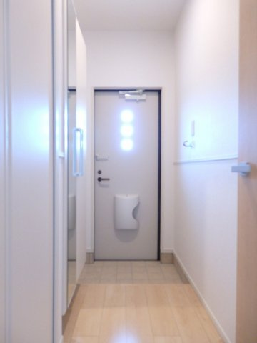 広島市安佐南区山本９丁目のアパートの玄関