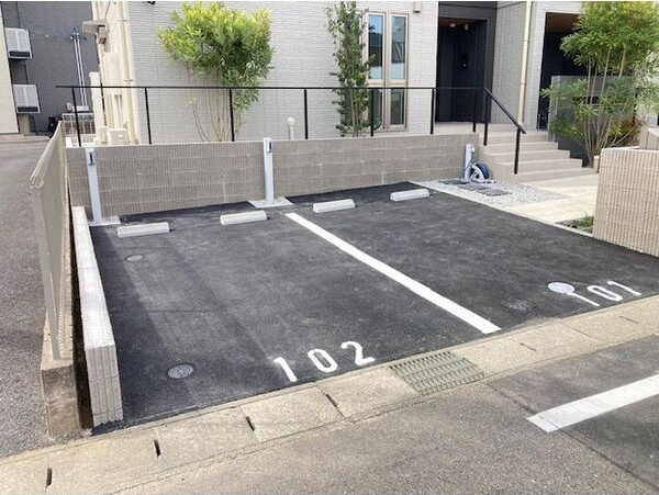 ラヴィアンローズの駐車場
