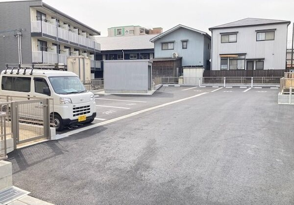 ラヴィアンローズの駐車場
