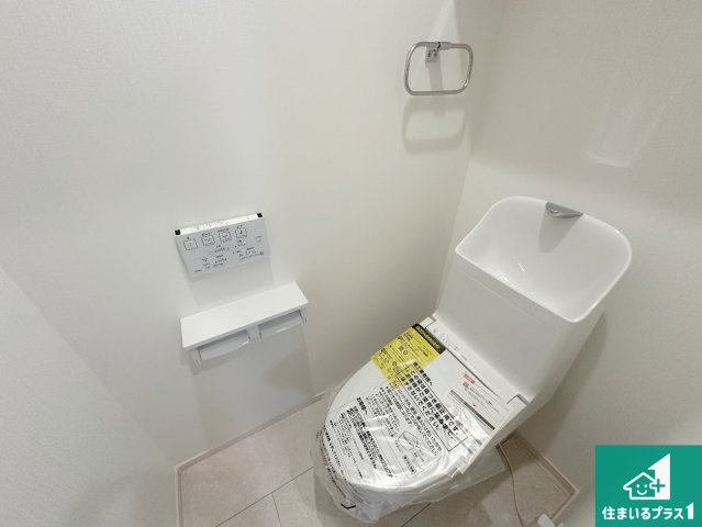 神戸市須磨区関守町　第1期　新築一戸建てのトイレ|1・2階の2ヶ所にあるので、朝の忙しい時間の順番待ちもなく、深夜の利用にも大変便利です。