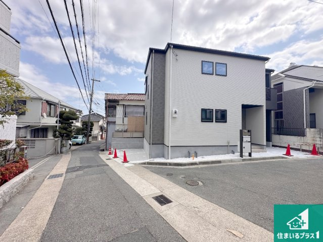 神戸市須磨区関守町　第1期　新築一戸建ての前面道路含む現地写真|周辺は閑静な住宅街！前面道路広々で車の出し入れも便利です。駐車が苦手な方でも安心して車庫入れできます！