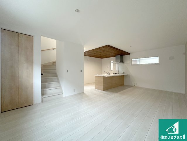 神戸市須磨区関守町　第1期　新築一戸建ての居間・リビング|日当たり良好の明るいリビングで朝の目覚めもスッキリできそう！対面キッチンでご家族のコミュニケーションも自然と増える設計！小さなお子様が遊ぶスペースを作っても広々とくつろげるLDK！