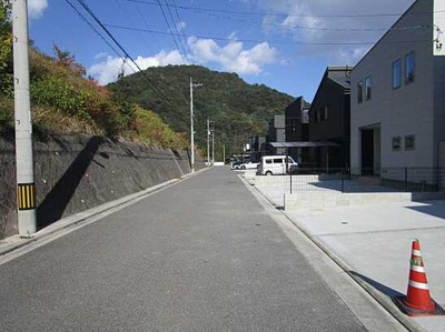 【前面道路含む現地写真】 | 広島市安佐南区山本新町４丁目 東亜祇園ニュータウン春日野