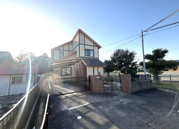 岩倉市中本町貸家の駐車場