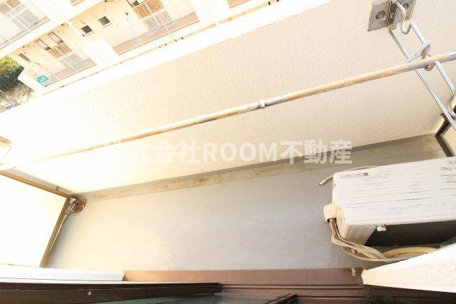 第8年見マンションのバルコニー|暖かな日差しのふりそそぐバルコニー