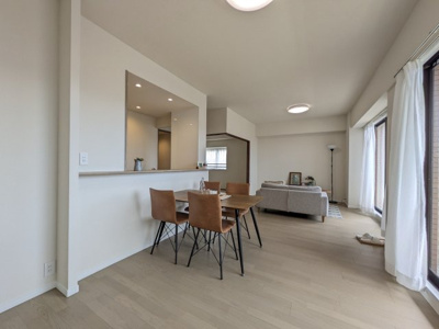 【居間・リビング】 | ヴェルディ宇品東 | ☆ホームステージングしています。家具は撮影用です。家族団らんの時間も増えそうなくつろぎのＬＤＫです。