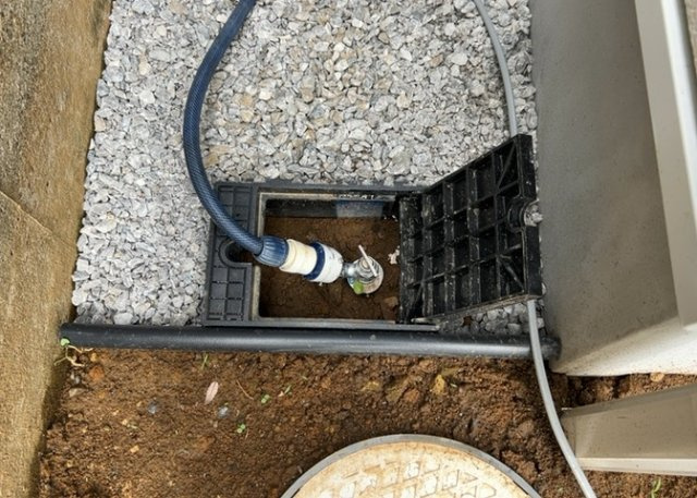 【設備】 | 屋外にはお庭の水やりや愛車の洗車に便利な立水栓や散水栓を完備しています。さらに屋外用コンセントも設置されており、DIYやアウトドア作業など多目的にご活用いただけます。現地で仕様をご確認ください。