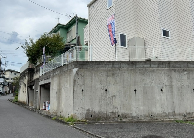 【前面道路含む現地写真】 | 第一種低層住居専用地域の閑静な街並みに位置する前面道路です。角地ならではの開放感と良好な陽当りが得られます。周辺道路の交通量や道幅、小さなお子様のご通学ルートの安全面も現地で直接ご確認ください。