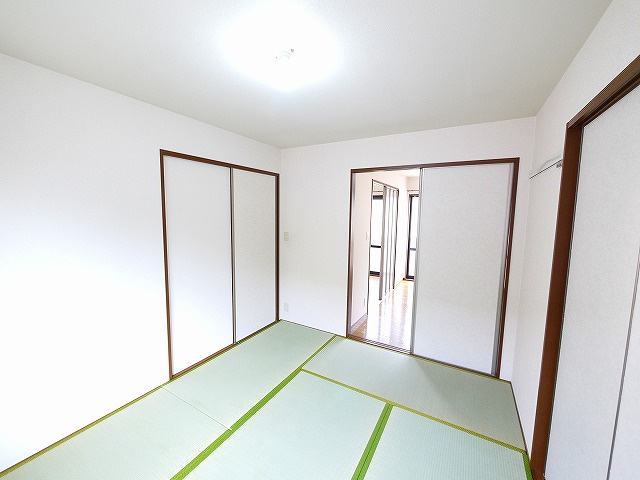 フローレ木津Ａの和室|柔らかい畳が心地よい和室