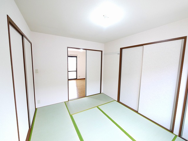 フローレ木津Ａの寝室|開放的な寝室です