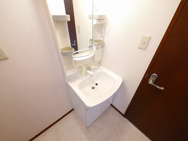 フローレ木津Ａの洗面所|コンパクトで使いやすい洗面所