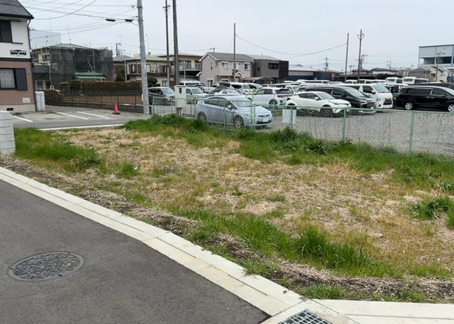 【外観】 | 土地の形が極端に長細かったり、狭小地、あるいは道路との高低差がある傾斜地だった場合、後々売ろうとしても買い手がつかない場合もあります。後々、売却することになった時に価値の下がらない土地を選びましょう。