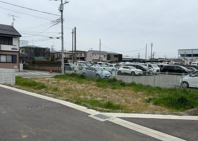 【外観】 | 土地を買う際、住む地域の自治体や福祉の補助制度にも注目してみましょう。子供や老人の医療補助やゴミ出しのルールなど、自治体によってルールに大きな違いがあるため、暮らしやすい土地で判断するとよいでしょう。