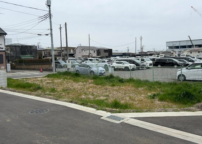 【外観】 | 土地の前の道路に消火栓が設置されていることがあります。この場合、道路交通法第45条第1項により、駐車禁止の場所が指定されています。そのため、車庫などの駐車スペースをつくることができない場合があります。