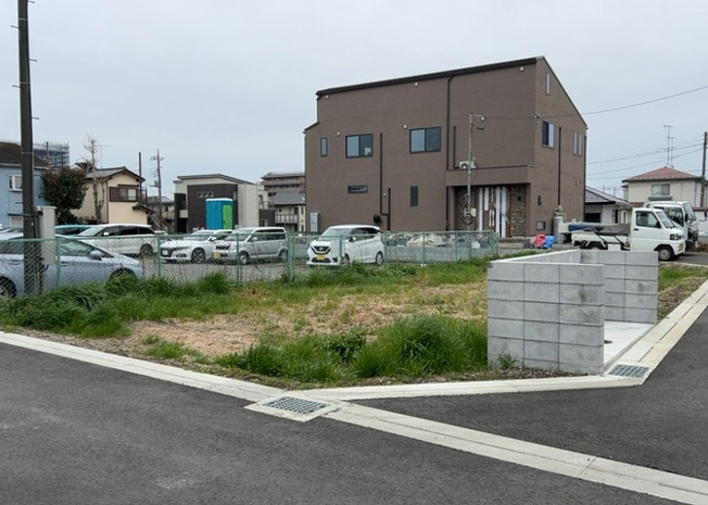 【外観】 | 現地に行くなら、物件の周囲の地形がどうなっているかを見ることも大切です。周辺より低くなっている土地では、大雨などで水が集まりやすいため、地盤が弱くなっているということも考えられるため、注意が必要です。