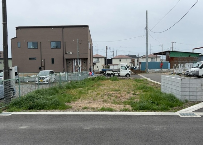【外観】 | 隣家の土地はどうなっているのか、生活利便施設が近くにあるのか、学校まで近いかなど、お客様のライフスタイルにあわせたイメージが重要です。また、近くにあると困る施設が近くにないかも確認するといいでしょう。