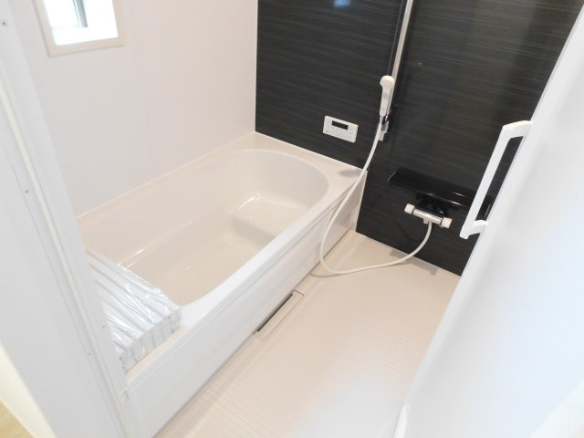 西春日井郡豊山町大字豊場字伊勢山の新築一戸建の浴室|◇浴室◇　　広い１坪サイズ（ＬＩＸＩＬ）・浴室乾燥機・追い焚き機能付・断熱浴槽・エコベンチ浴槽・キレイサーモフロア・スライドバーシャワー・オートバス・バリアフリーバス・浴室窓あり