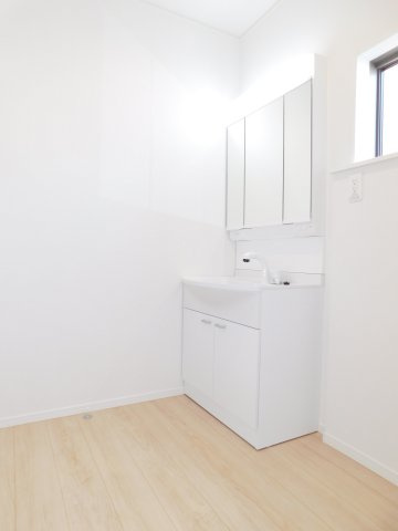 西春日井郡豊山町大字豊場字伊勢山の新築一戸建の独立洗面台|◇洗面室◇　　三面鏡シャワードレッサー　くもり止め仕様