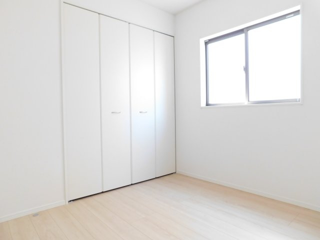 西春日井郡豊山町大字豊場字伊勢山の新築一戸建の洋室|◇洋室◇　　明るい洋室４．５帖　全居室収納完備！