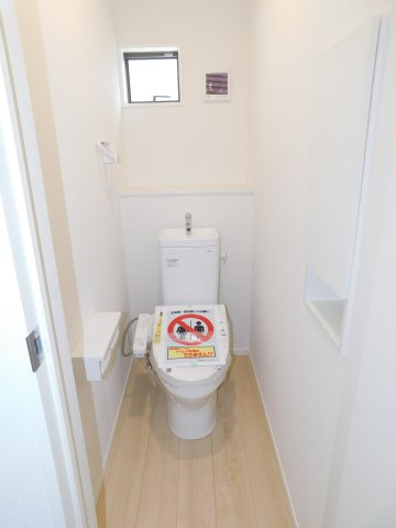 西春日井郡豊山町大字豊場字伊勢山の新築一戸建のトイレ|◇トイレ◇　　ウォシュレット　節水タイプ　温水シャワー　収納付き