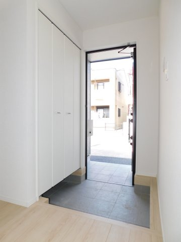 西春日井郡豊山町大字豊場字伊勢山の新築一戸建の玄関|◇玄関収納◇　　玄関がスッキリと片付く収納完備！