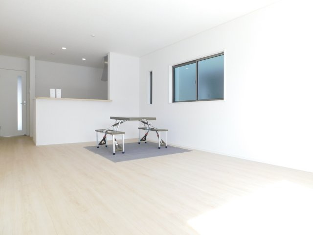 西春日井郡豊山町大字豊場字伊勢山の新築一戸建の居間・リビング|◇リビング◇　　南面で明るいリビング１８．０帖　リビングの様子が見渡せる対面キッチン♪　