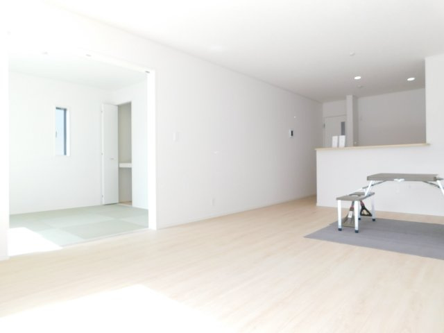 西春日井郡豊山町大字豊場字伊勢山の新築一戸建の居間・リビング|◇リビング◇　　南面で明るいリビング１８．０帖　洋風和室と続き間で２４．０帖の広々空間になります♪