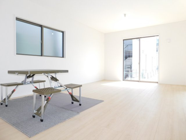 西春日井郡豊山町大字豊場字伊勢山の新築一戸建の居間・リビング|◇リビング◇　　南面で明るいリビング１８．０帖　大きな窓の開放感のあるリビング♪