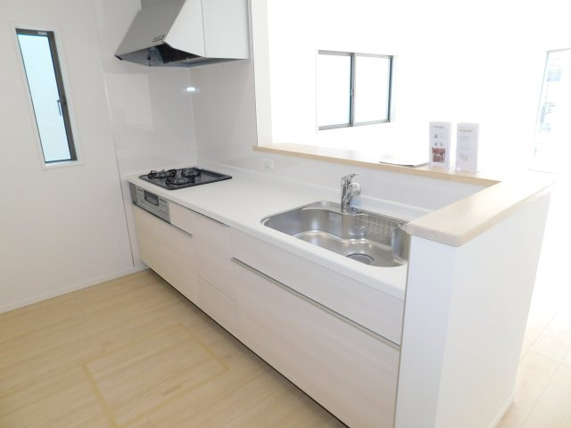 西春日井郡豊山町大字豊場字伊勢山の新築一戸建のキッチン|◇キッチン◇　　人気の対面式・人造大理石トップシステムキッチン・浄水器一体型水栓・静音仕様シンク・前面コンセント完備・床下収納庫など