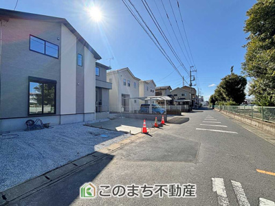【前面道路含む現地写真】 | LIGARE小山市城東10期　 | 開放感のある角地に立地しており、日当たりや風通しも良好。駐車スペースもゆとりがあり、お車の出し入れもしやすい住環境です。