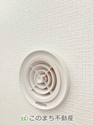 【設備】 | LIGARE小山市城東10期　 | 室内には給気口を設しており、24時間換気システムで室内の空気を循環。湿気や臭いをこもりにくくし、快適な置住環境を保ちます。
