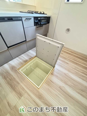 【収納】 | LIGARE小山市城東10期　 | 床下収納を備えており、調理器具や保存食、日用品のストックなどをすっきり収納できます。キッチンまわりを広く使える便利な収納スペースです。