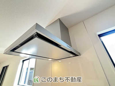【設備】 | LIGARE小山市城東10期　 | キッチンにはレンジフードを設置。調理中の煙や臭いをしっかり換気でき、快適なキッチン環境を保ちます。