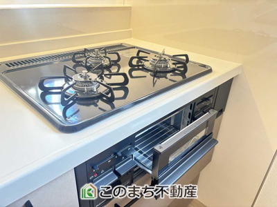 【設備】 | LIGARE小山市城東10期　 | ガスコンロは３口ございますので、忙しい朝にも重宝します。
