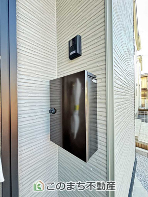 【設備】 | LIGARE小山市城東10期　 | 玄関横には宅配ボックスを設置。外出中でも荷物の受け取りができ、再配達の手間を減らせます。