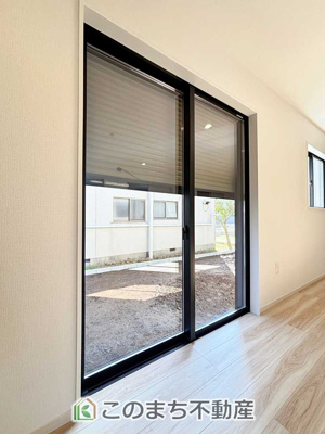 【設備】 | LIGARE小山市城東10期　 | 掃き出し窓にはシャッターを設置。防犯面はもちろん、台風や強風時の飛来物対策にも役立ちます。