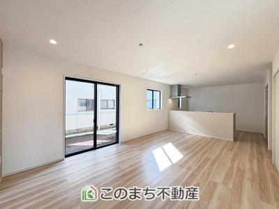 【居間・リビング】 | LIGARE小山市城東10期　 | 陽当たり良好な開放感のある大きなリビング♪
