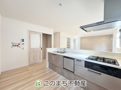 【キッチン】 | LIGARE小山市城東10期　 | 同社施工物件写真。※建具やフローリング、その他仕様が異なる場合がございます。