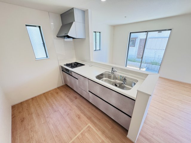 柏市つくしが丘２丁目新築戸建のキッチン|広々システムキッチン・シンクの水栓には浄水器がついてます！