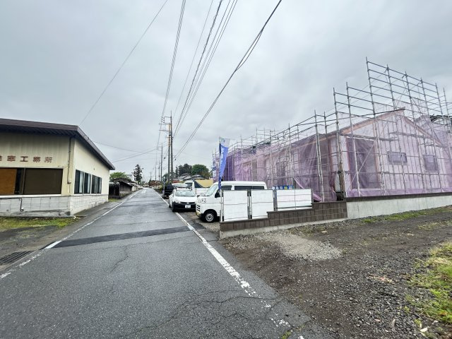 新築　高崎市金古町第５　Livele Garden.S　１号棟の前面道路含む現地写真|現地写真　南西側接道幅員約5.5ｍ
