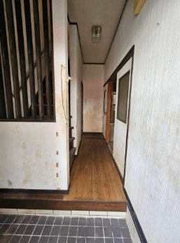 天下茶屋１丁目店舗戸建の玄関