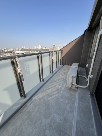 横幅のあるバルコニーです