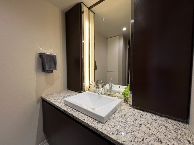 高級感あふれる洗面台です