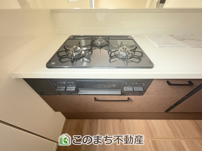 【キッチン】 | LIGARE小山市城北15期　 | 三ツ口コンロ採用で、同時調理もスムーズ◎！お料理を並べられるカウンター付きで、配膳・片付けをサポート！リビングで過ごすご家族とコミュニケーションを楽しみながら作業可能です♪