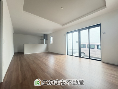 【居間・リビング】 | LIGARE小山市城北15期　 | 窓が多く明るいリビングスペース☆ご家族の団らんを明るい日差しがが照らします☆