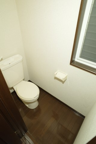 【トイレ】 | グローバルワタナベ | お部屋と壁隣じゃないので、聞かせたくないものもこっそりと。