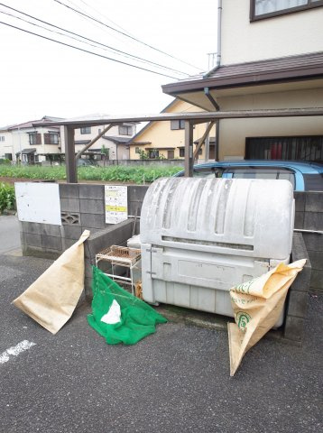 【エントランス】 | グローバルワタナベ | ゴミ捨て場も敷地内に。