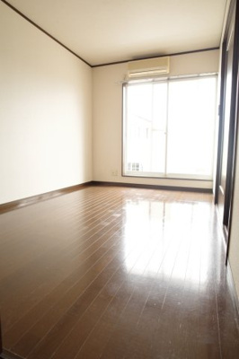 【寝室】 | グローバルワタナベ | 南向きのバルコニーサイドのお部屋。